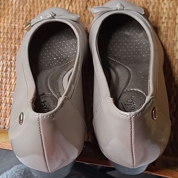 Life Stride soft system sz 8.5 patent leather slippers - Picture 3 of 15